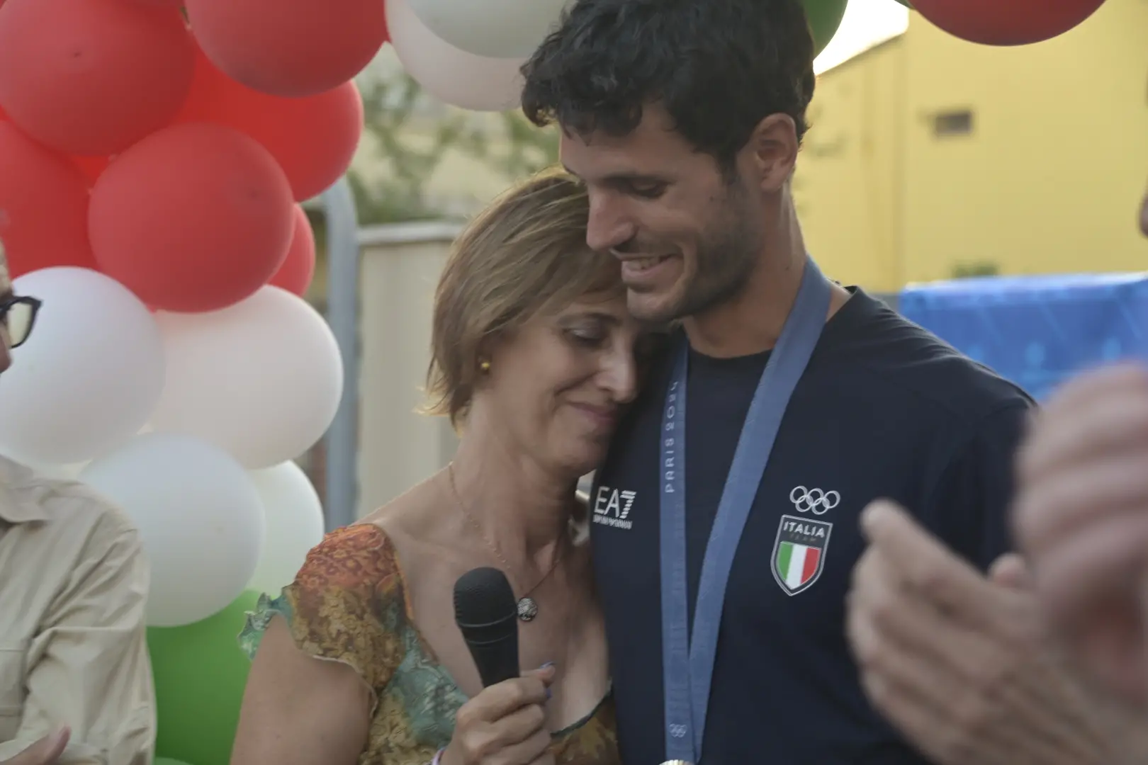 Stefano Oppo con la madre durante i festeggiamenti a Oristano (archivio L'Unione Sarda - Chergia)