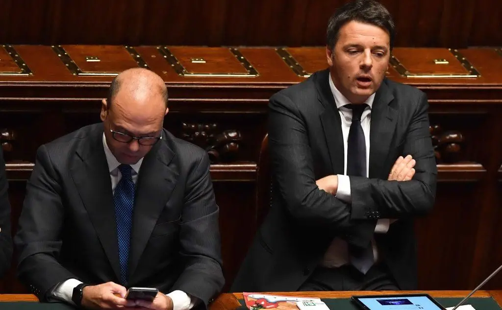 Sui banchi del governo a Montecitorio, con Matteo Renzi (Ansa)