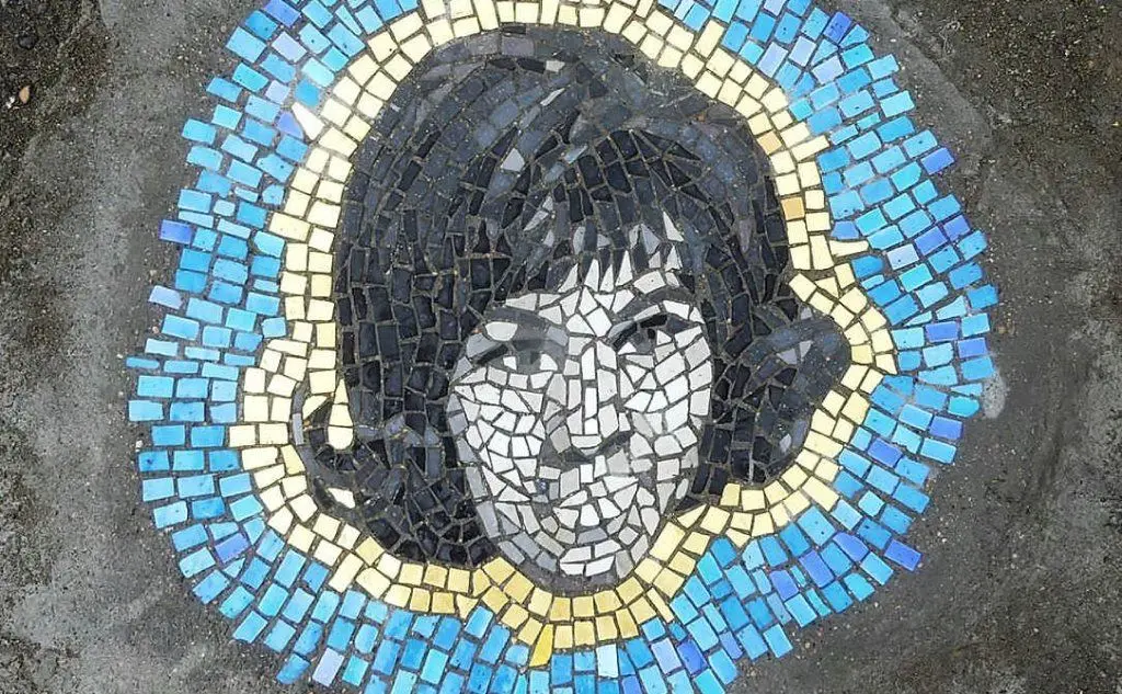 Il mosaico dedicato ad Aretha Franklin, realizzato da Jim Bachor in una buca stradale di Detroit (G. Meloni)