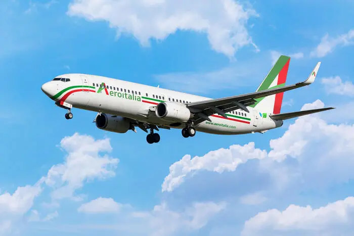 Un aeromobile della compagnia aerea Aeroitalia in volo. (Ansa)