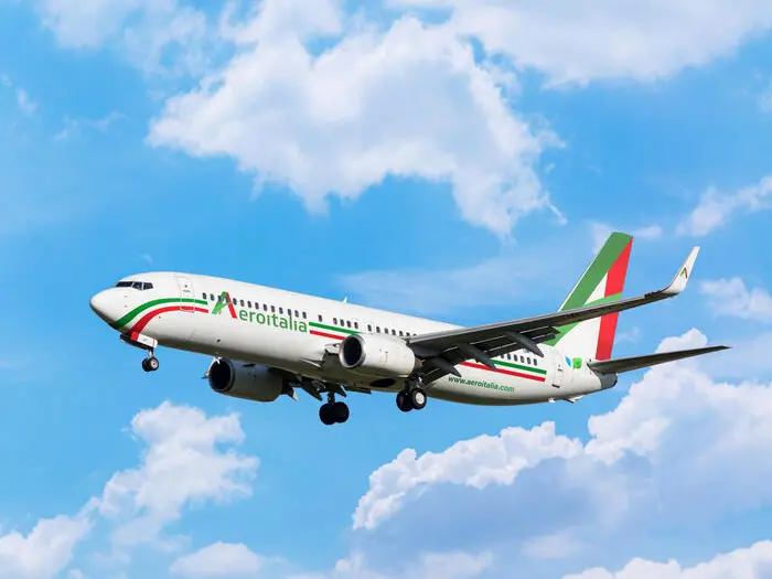 Un aeromobile della compagnia aerea Aeroitalia in volo. (Ansa)