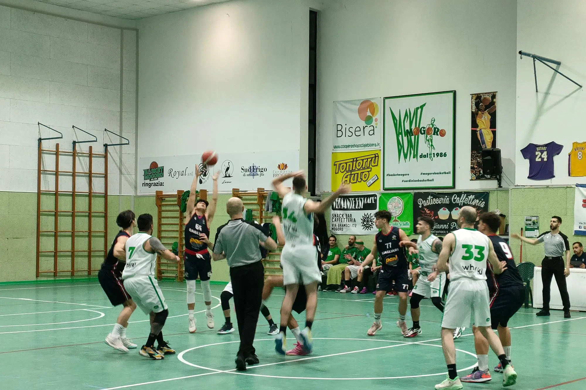 Una partita di Divisione Regionale 1 di basket (foto di Giacomo Pala)