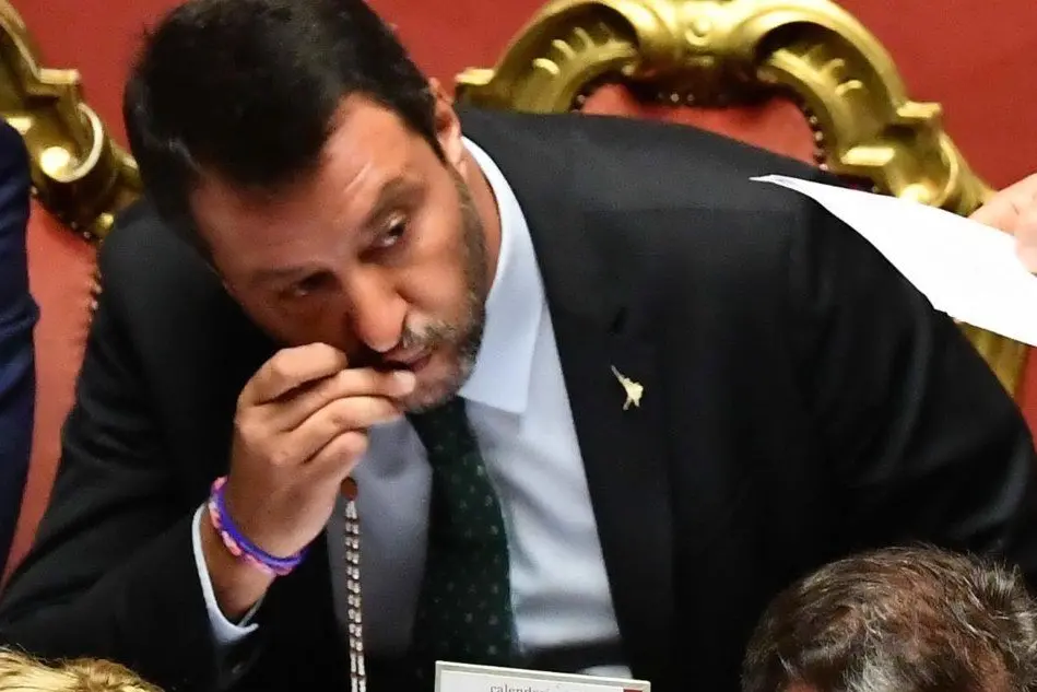 Salvini bacia il rosario (Ansa)