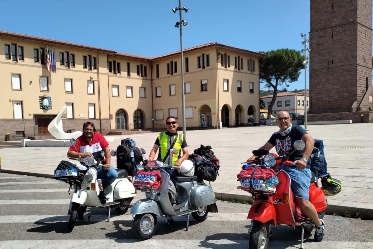 Alla partenza in piazza Roma a Carbonia. Da sinistra Gianluca Scivoletto, Roberto Secchi e Gianbattista Lampis (foto L'Unione Sarda - Usai)