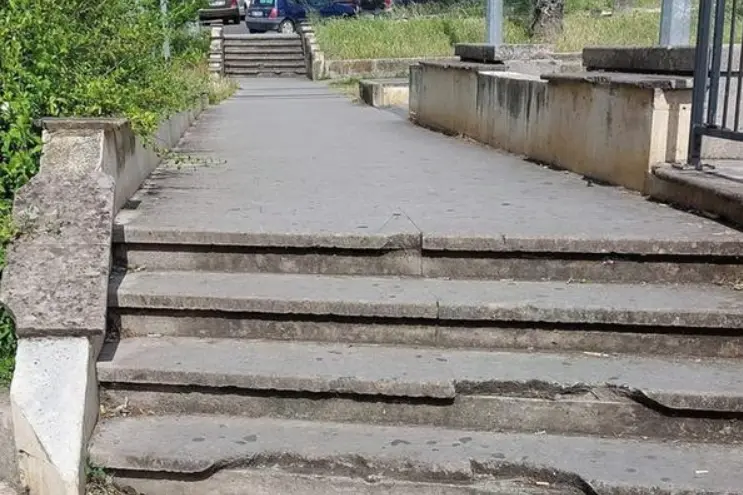 La scalinata rotta (Foto Tellini)
