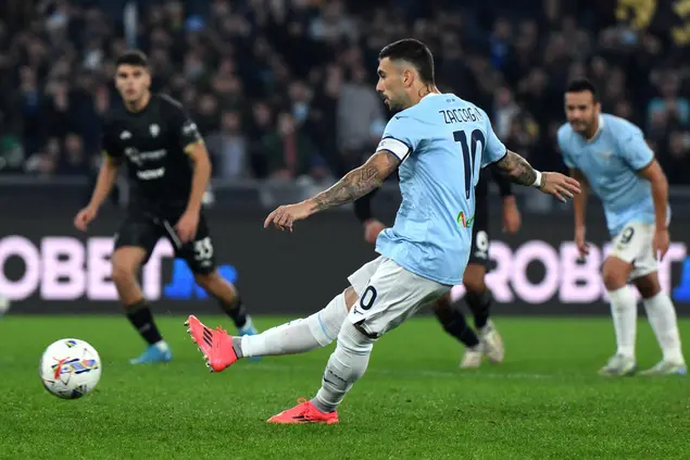 Il rigore del 2-1 di Lazio-Cagliari, trasformato da Mattia Zaccagni (foto Ansa)