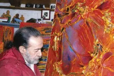 Luigi Pu mentre dipinge una sua opera