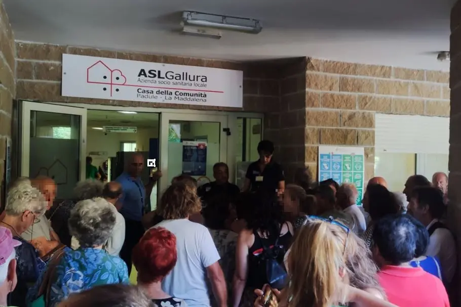 La Maddalena, pazienti in attesa agli uffici Asl per il medico (foto Ronchi)
