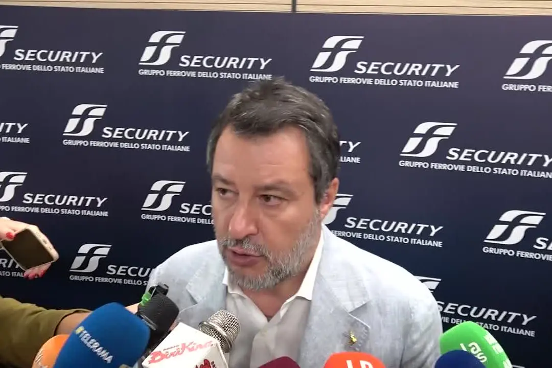 Salvini: "Su Bologna ci sarà chiarezza, chi incita caccia allo sbirro non fa bene al paese"