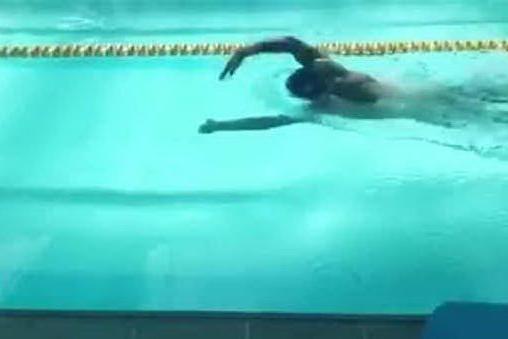 Manuel Bortuzzo torna a nuotare: le prime bracciate dopo gli spari