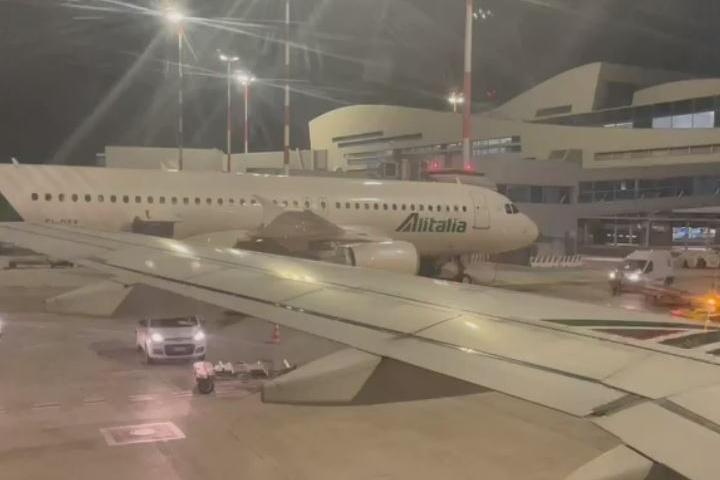 Alitalia, Cagliari-Roma per l’ultima volta: la commozione di passeggeri e personale di bordo