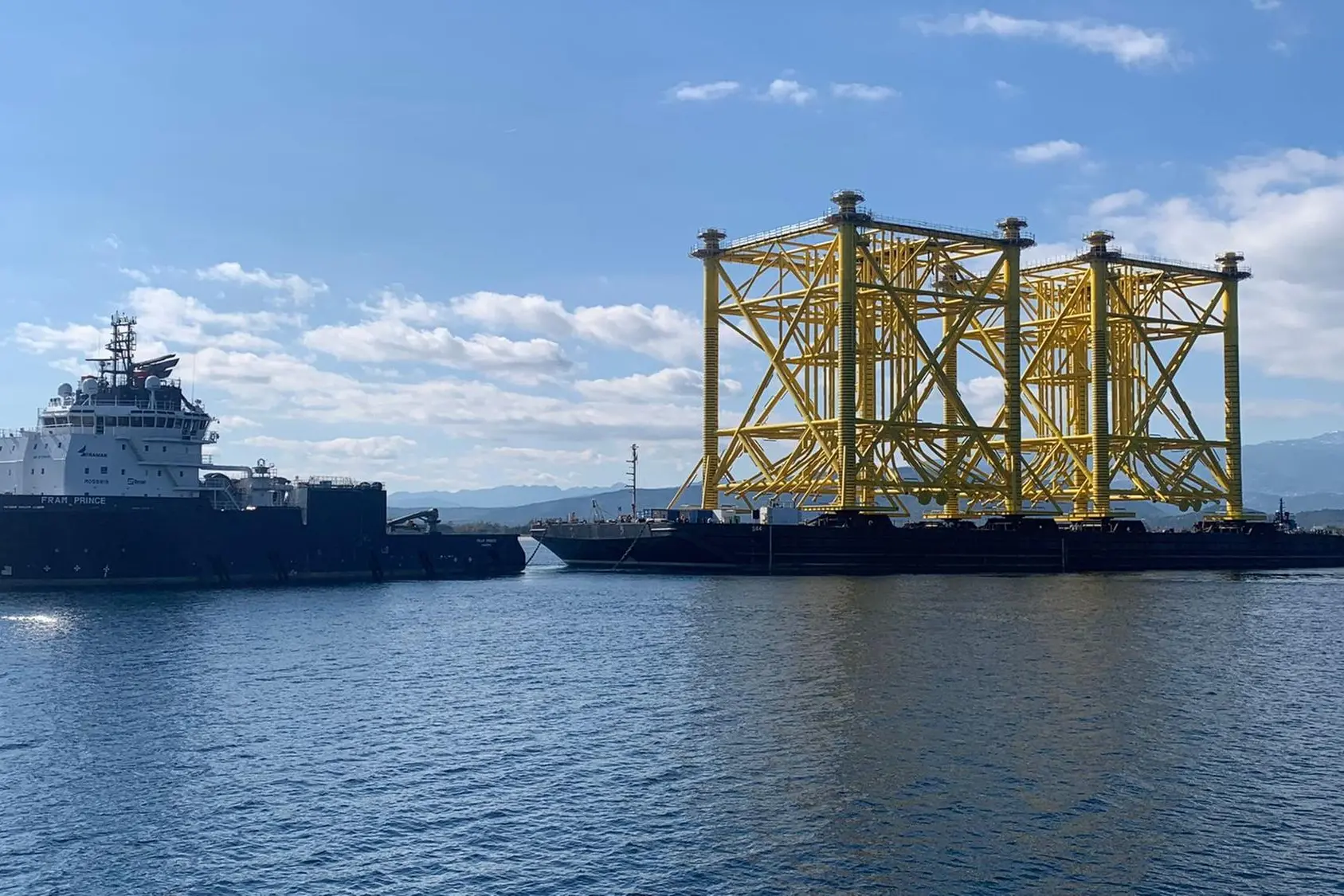 Il cargo battente bandiera cipriota traina la bettolina con i due jacket sopra (foto concessa)