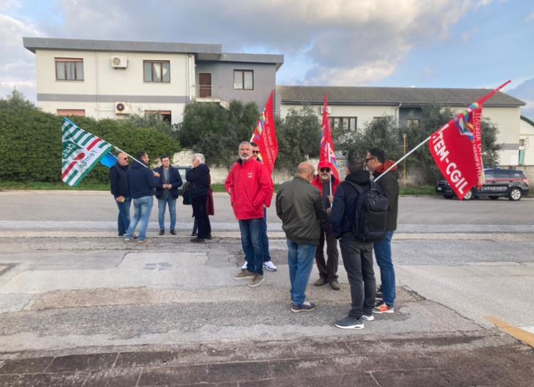 Eni taglia il personale a Porto Torres, sciopero al deposito: «Qui si rischia la tragedia di Calenzano»