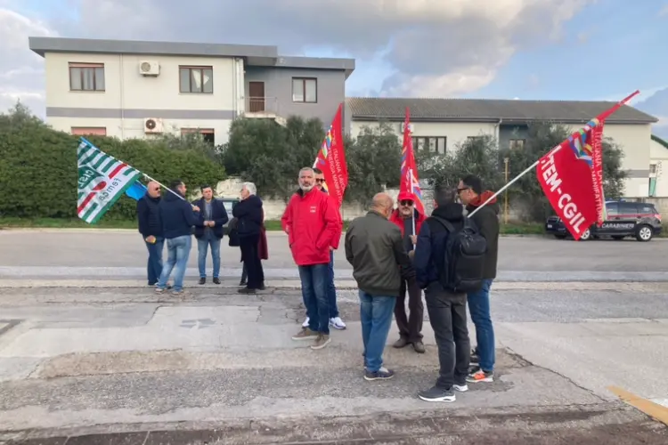 Lo sciopero con presidio al deposito carburanti Eni di Porto Torres (foto Pala)