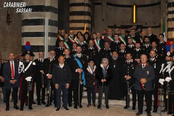 I partecipanti, carabinieri e istituzioni, della cerimonia a Bonorva (foto carabinieri)