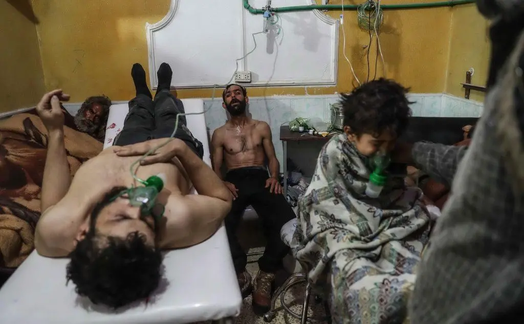 persone ricevono le cure dopo un attacco con gas in Siria, foto di Mohammed Badra (Ansa)