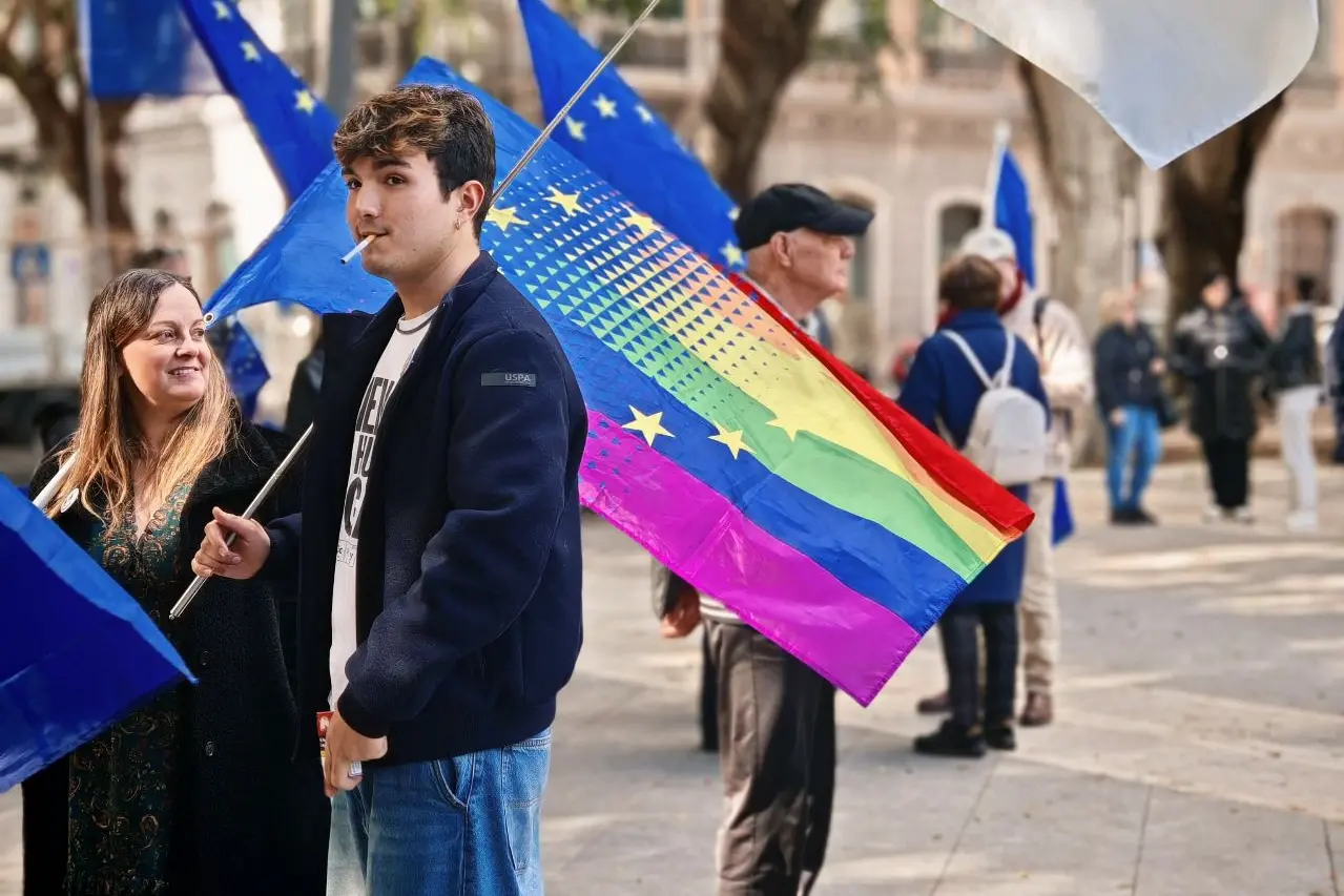 Laura Di Napoli e Gabriele Casanova durante una manifestazione per i diritti lgbtqia+ (foto concessa)