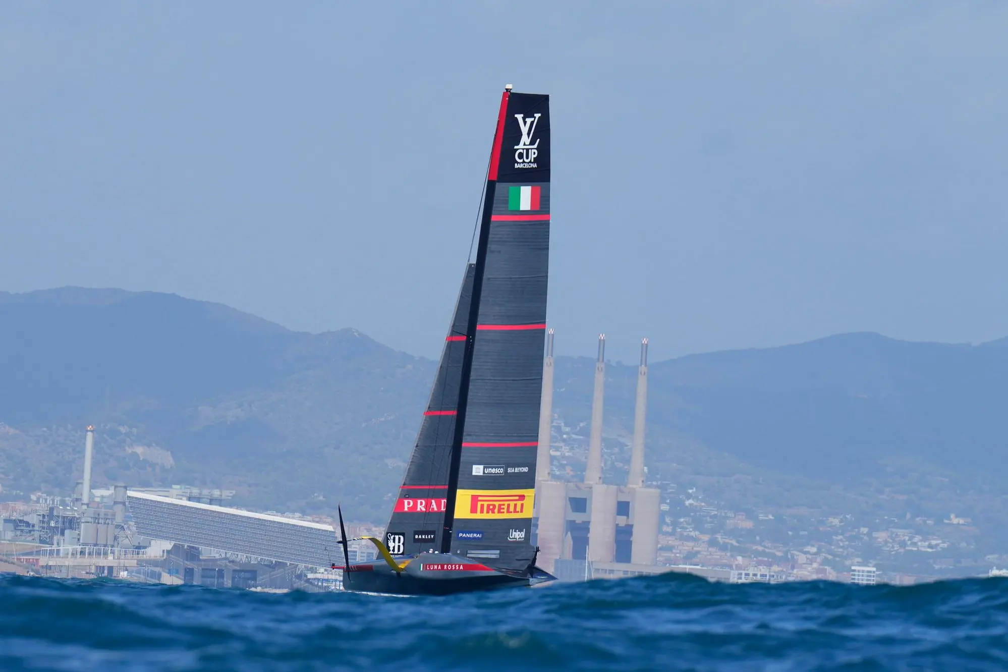 Luna Rossa in gara (Ansa-Epa)