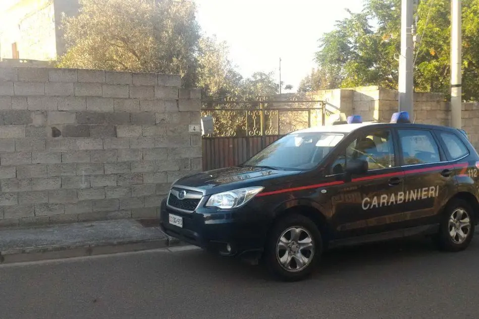 I carabinieri all'esterno della casa del pensionato