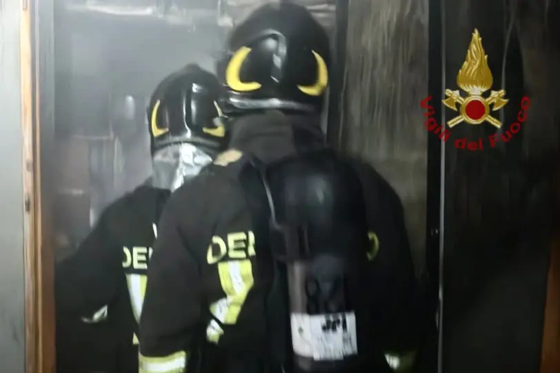 Il rogo (foto Vigili del fuoco)