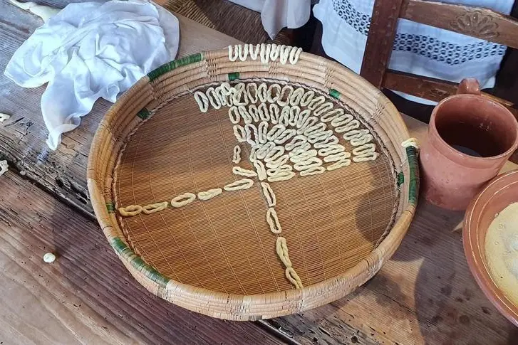 Un momento della lavorazione delle lorighittas (foto concessa)