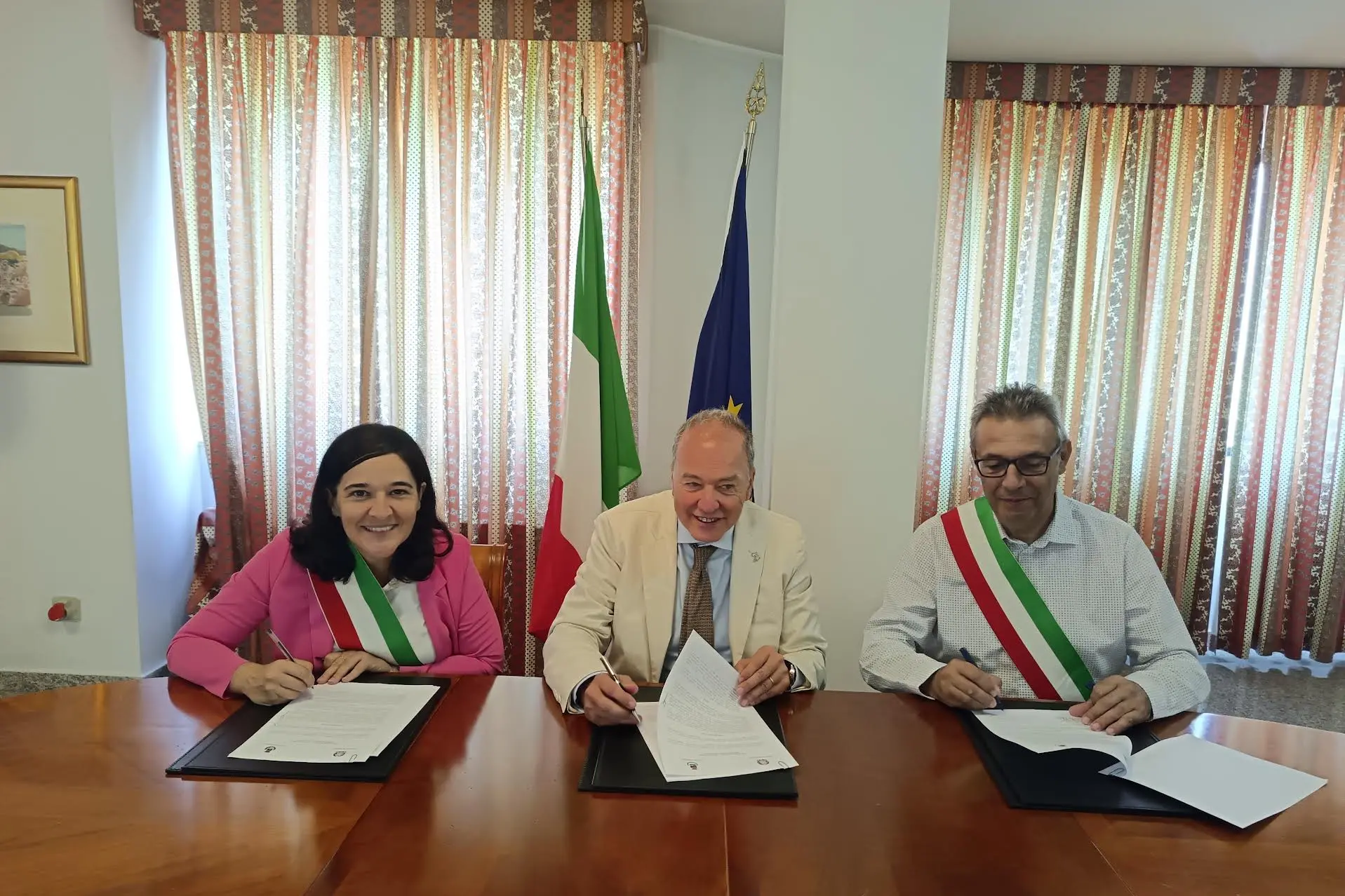I due sindaci con il prefetto (Foto concessa)