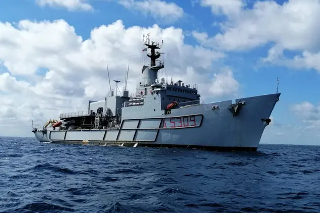 La nave Anteo della Marina Militare
