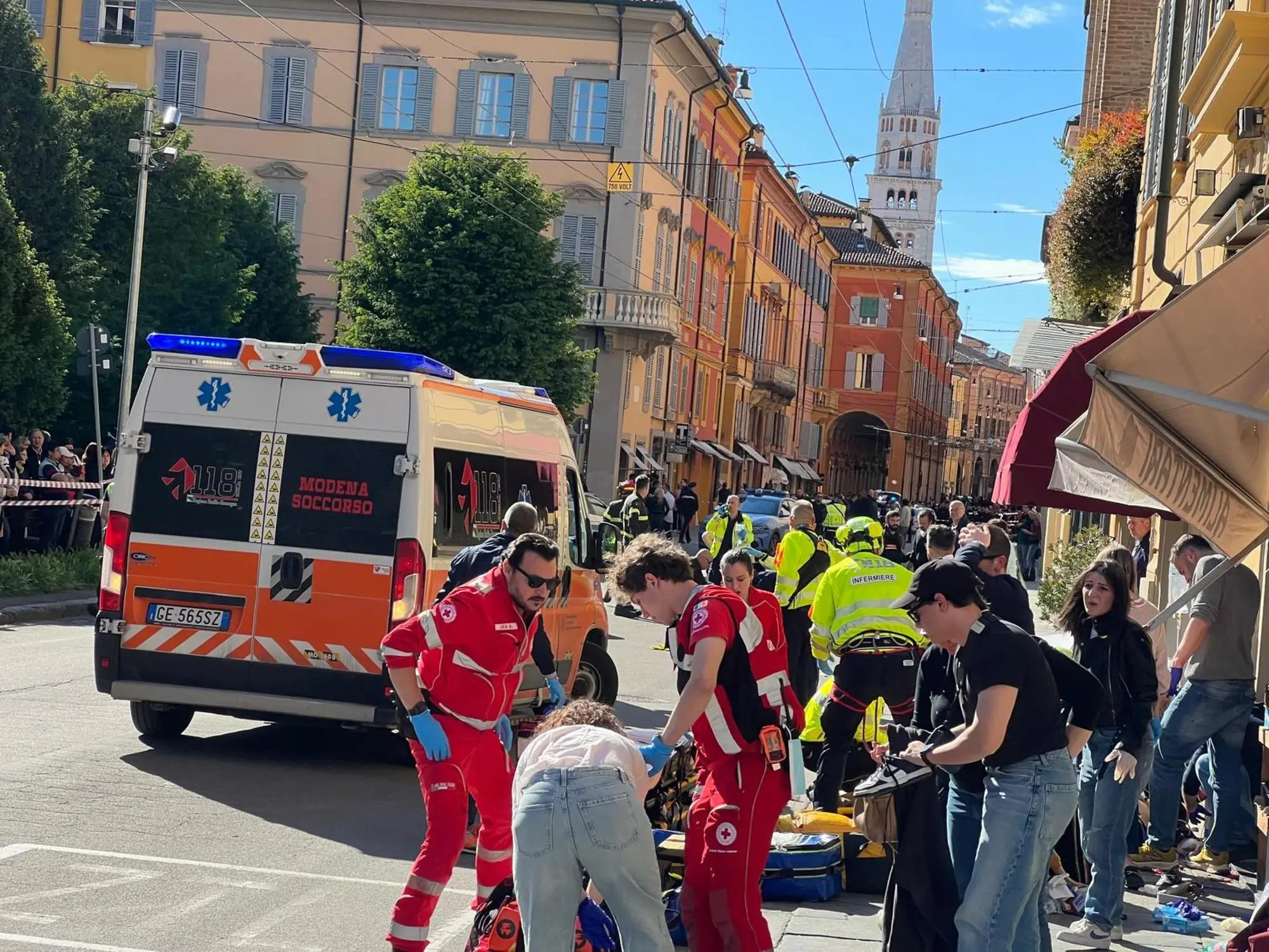Un'auto a velocità sostenuta ha falciato una decina di persone a piedi, in centro a Modena, 16 maggio 2026. Ci sono feriti, alcuni in modo grave. E' successo su via Emilia centro, con la vettura proveniente da Largo Garibaldi. Sul posto diverse forze dell'ordine e di soccorso. ANSA/Francesco Vecchi