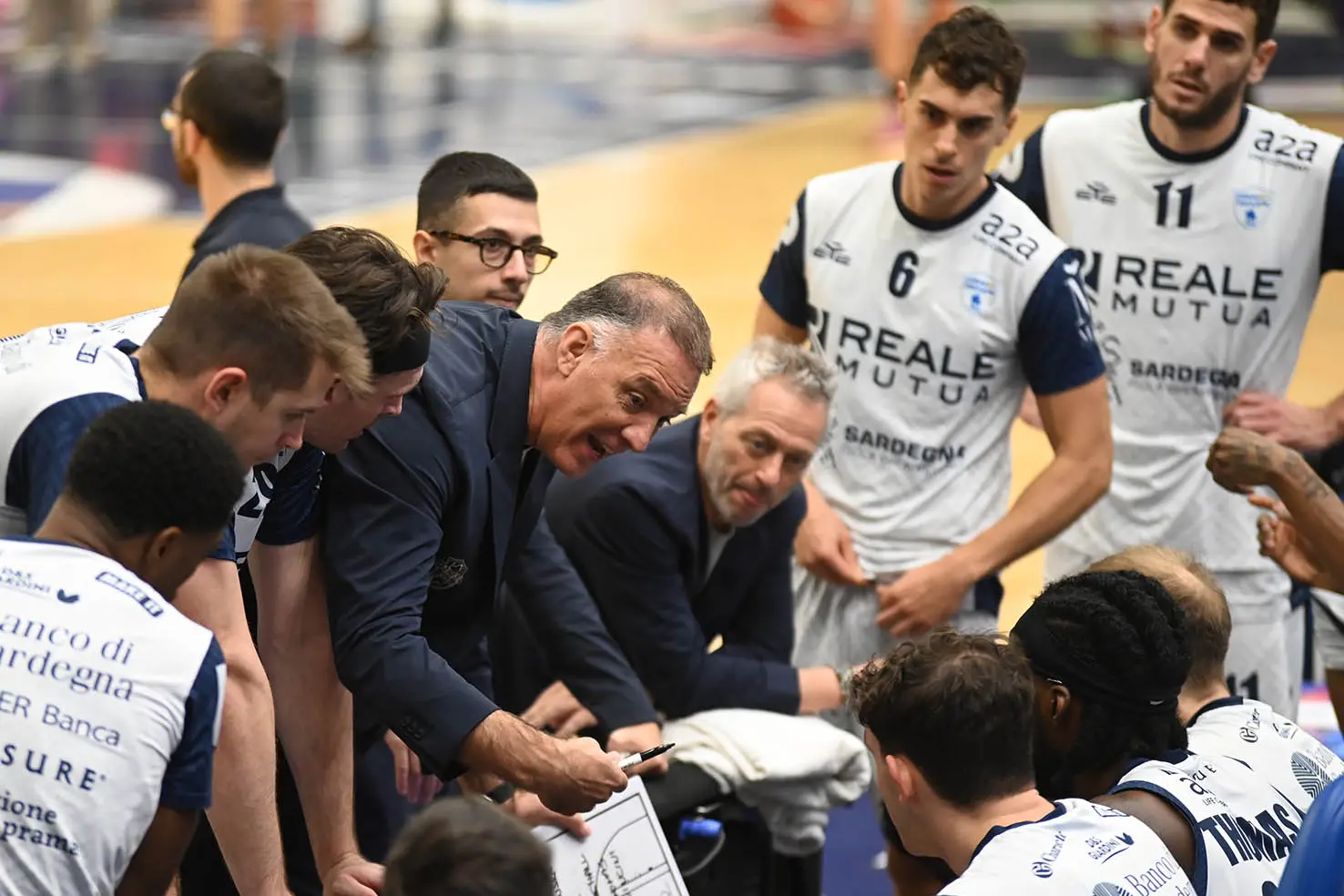 Mrsic coach della Dinamo contro Trento - Sassari - foto Gloria Calvi 16.11.2025