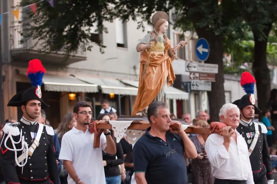 In una foto d'archivio un momento della processione della Maddalena. Domenica il simulacro della santa non c'era. Il vescovo lo consegnerà oggi.