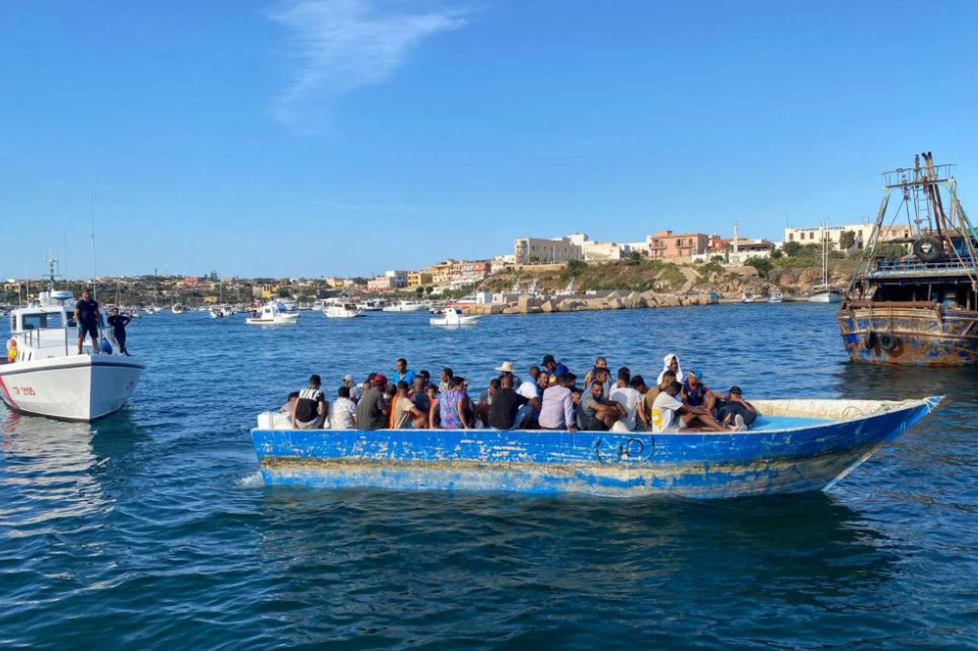 Migranti a Lampedusa (Ansa - Rizzo)