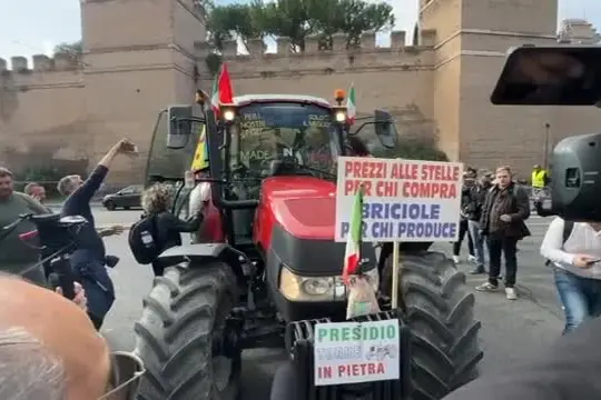 Sciopero, alla manifestazione a Roma sfilano anche i trattori