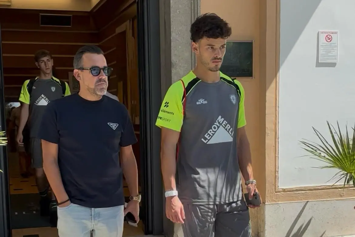 Zé Pedro e, dietro di lui, Juan Rodríguez dopo le visite mediche col Cagliari