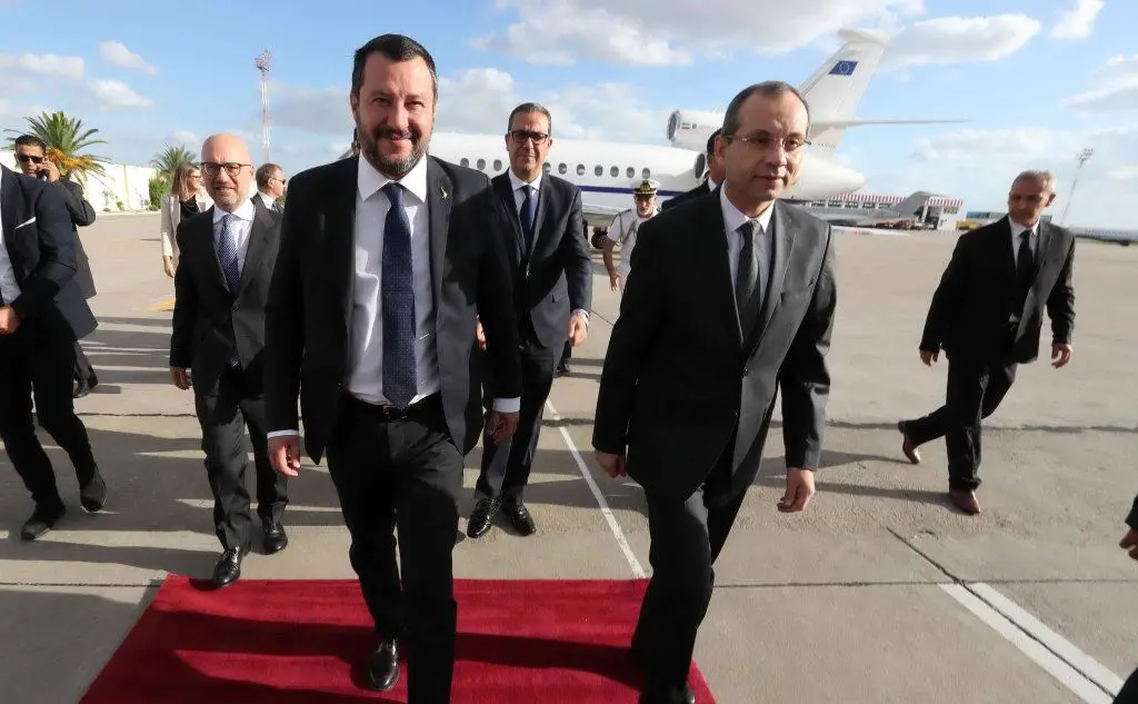 Ad accogliere Salvini, l'ambasciatore d'Italia a Tunisi, Lorenzo Fanara, e il direttore generale della Cooperazione internazionale del ministero tunisino dell'Interno, Ezzedine El Amri
