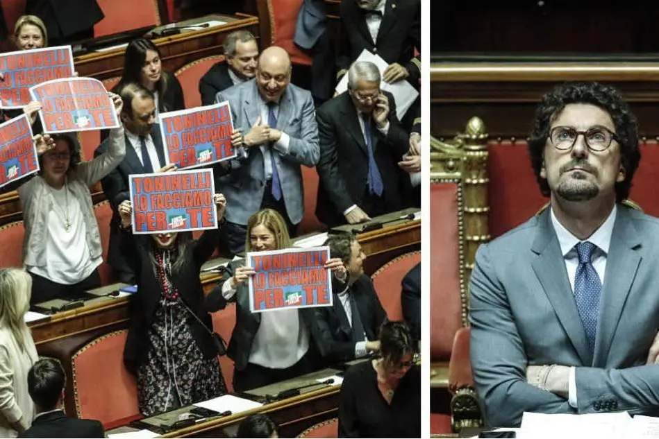 I cartelli di Forza Italia e il ministro Toninelli (Ansa)