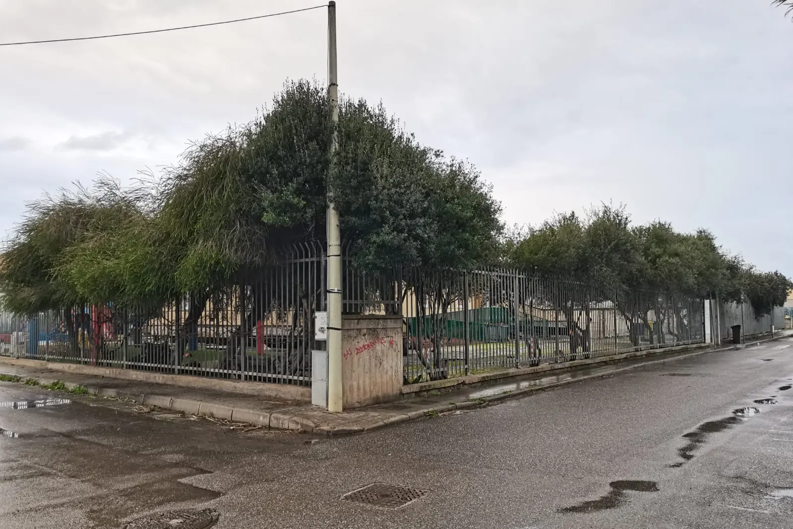 L'esterno della scuola materna di Santa Giusta (foto Pinna)