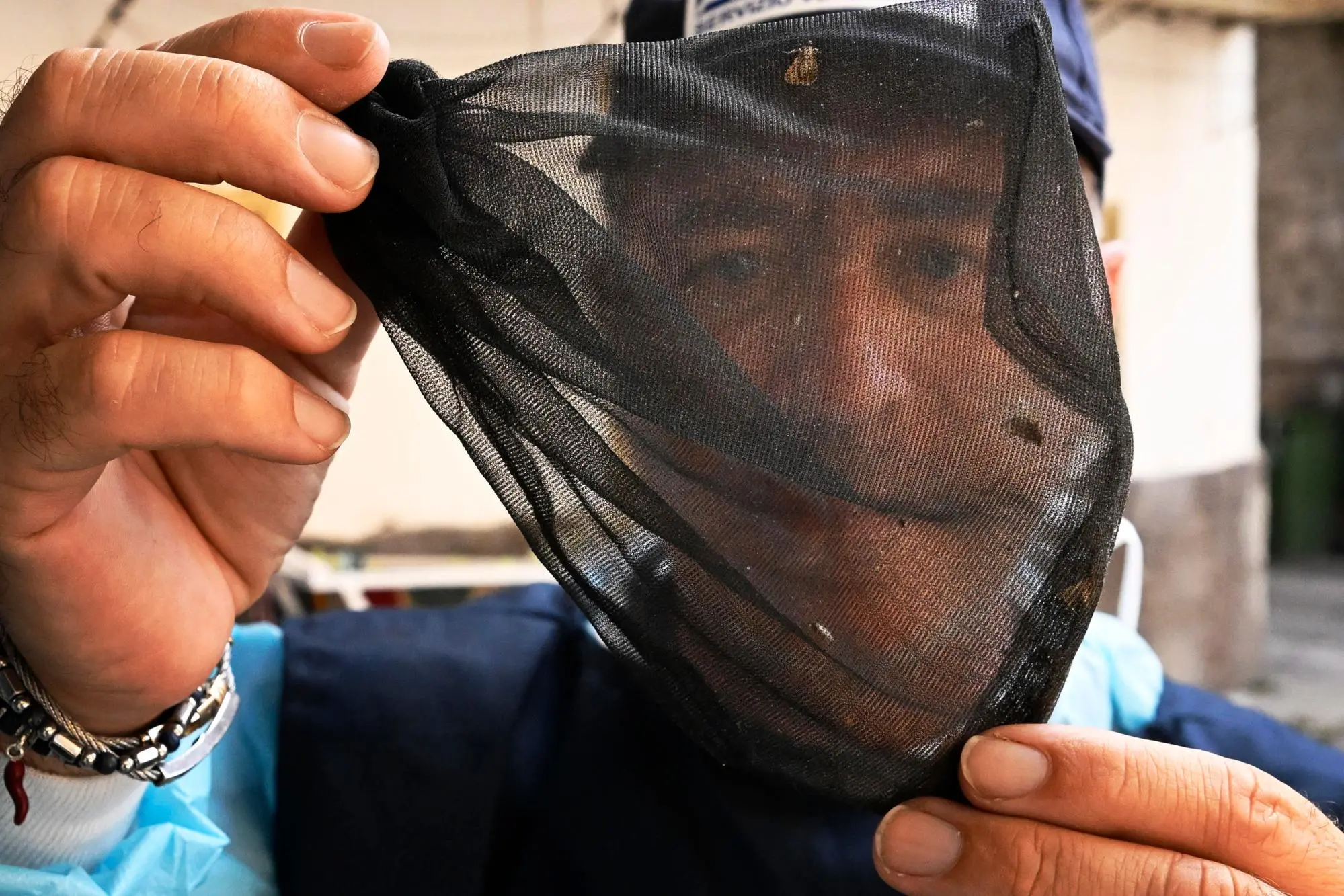 Operatori della Asl di Caserta impegnati nell'installazione di trappole per le zanzare Culex responsabili del contagio sull'uomo del West Nile, Caseta, 24 luglio 2025 ANSA / CIRO FUSCO