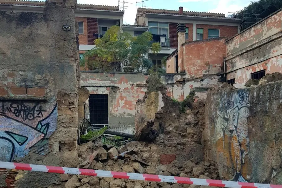 Il muro crollato in via Brigata Sassari (Foto Quartu)