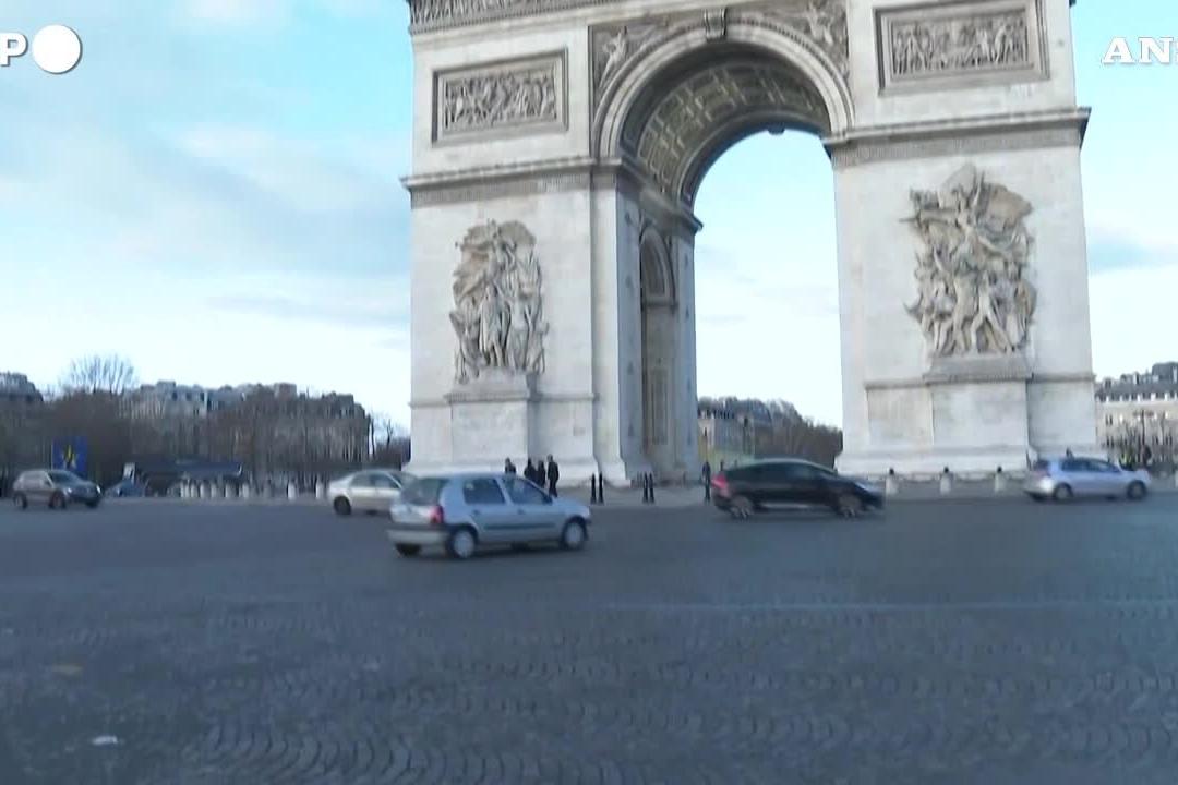 Francia, rimossa la bandiera europea dall'Arco di Trionfo: esulta la destra