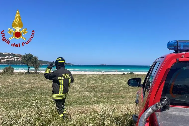Marinella, fiamme vicino alla spiaggia (foto vigili del fuoco)