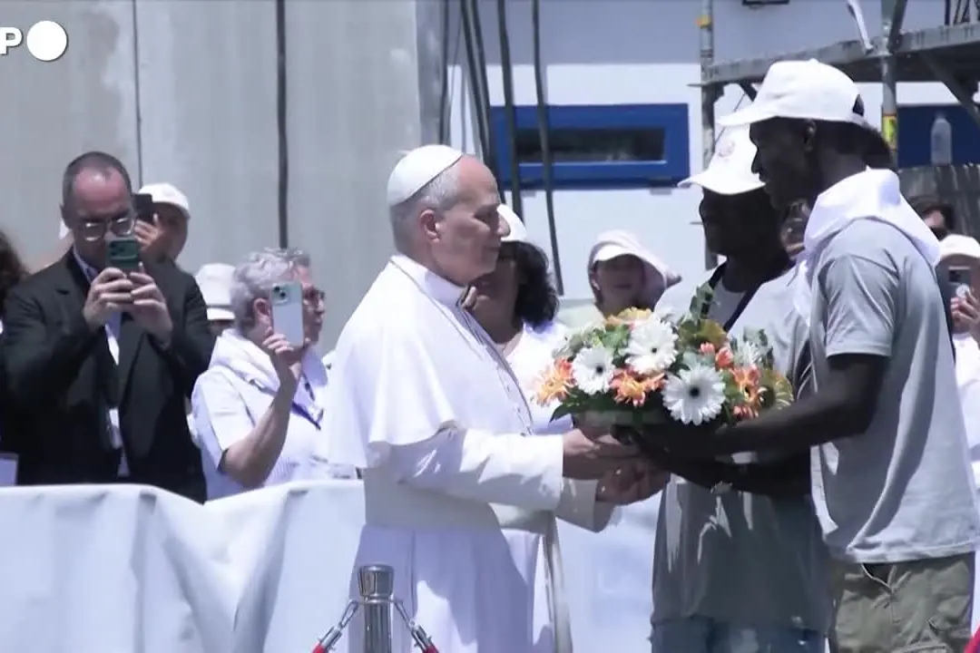Il Papa alle Canarie omaggia i migranti lanciando una corona di fiori in mare