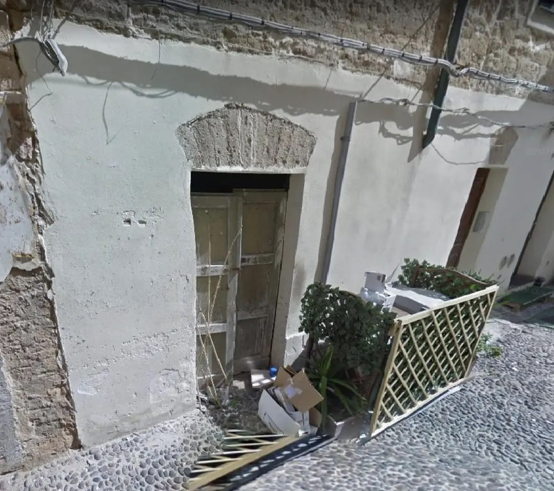 Magazzino in via Santa Barbara (foto Fiori)