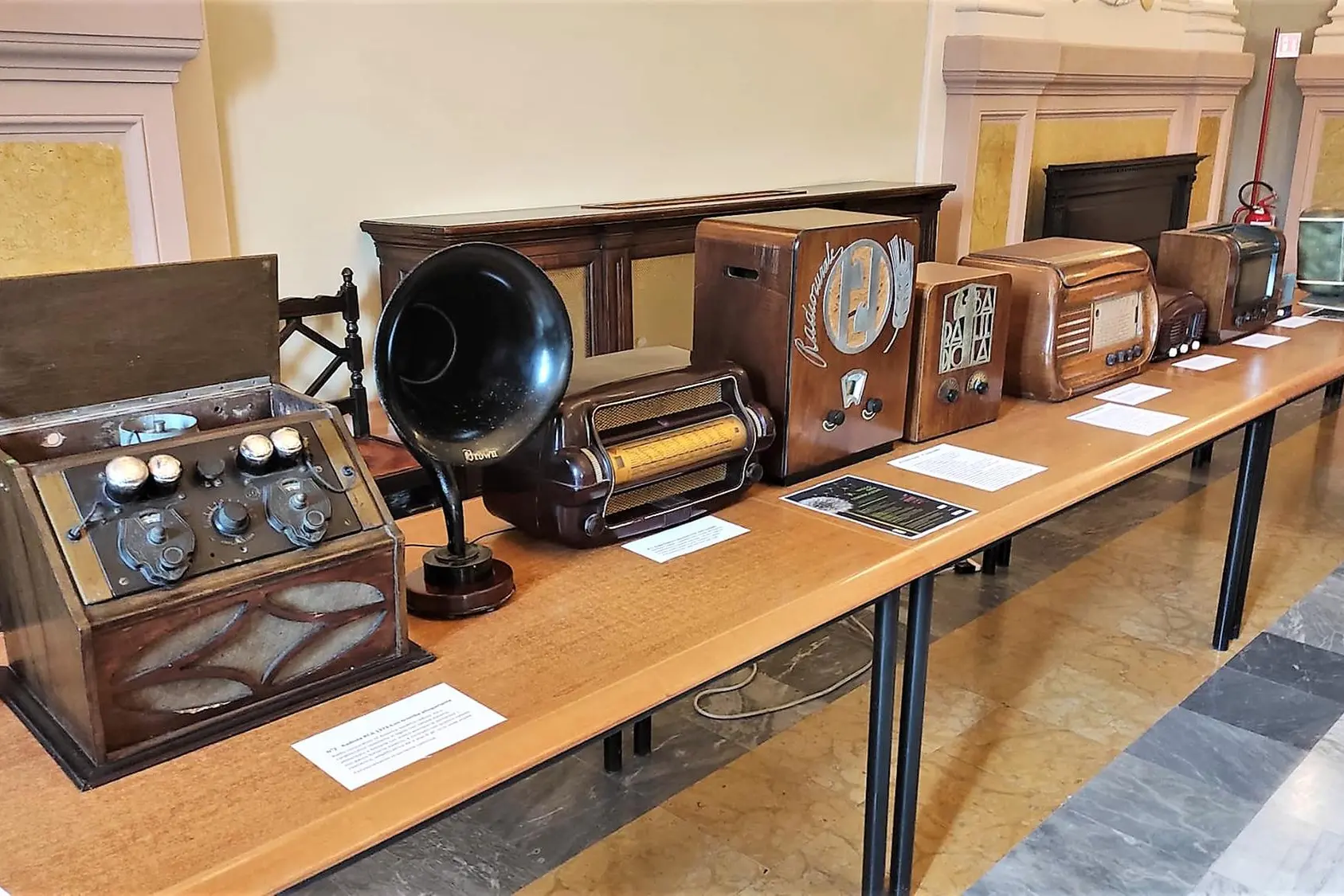 Alcune radio del '900 (foto G. Marras)