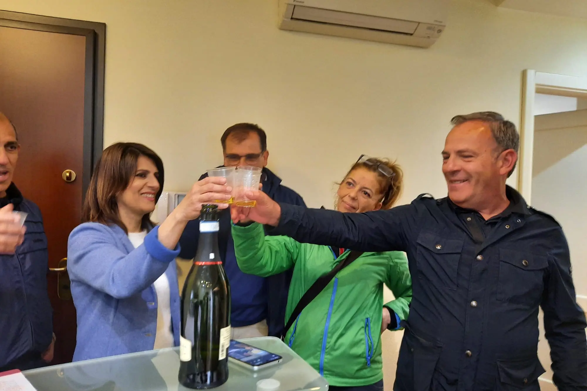 Riccardo Uda festeggia con i sostenitori (foto Orunesu)