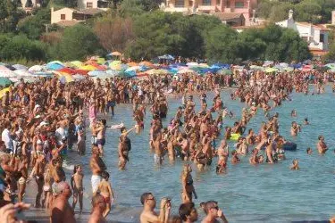 Bagnanti trovano ristoro in spiaggia