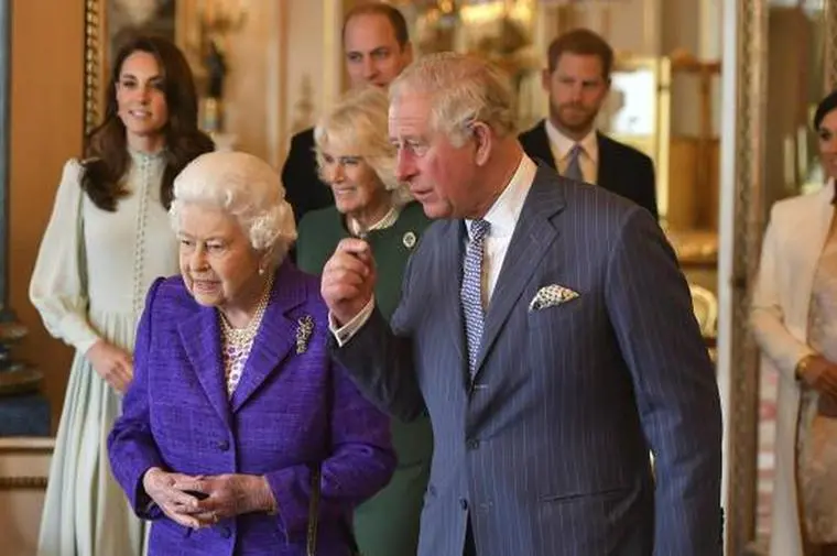 Con la madre, regina Elisabetta, i figli e le rispettive consorti