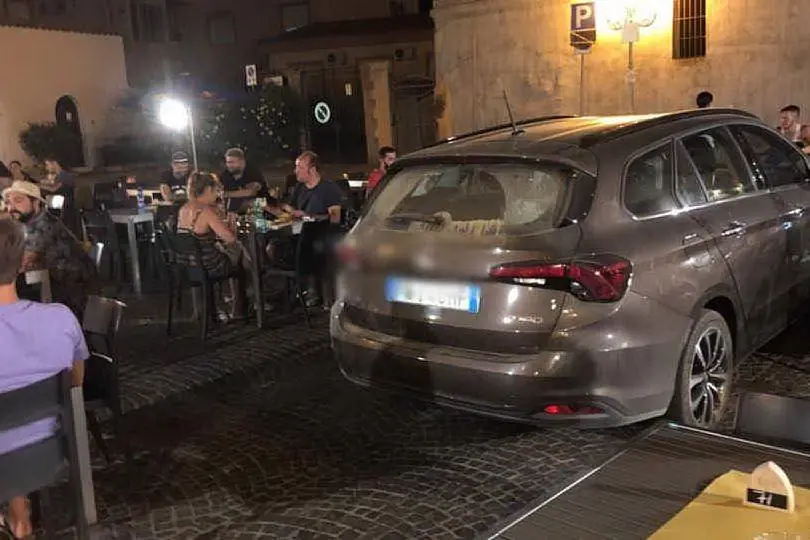 Un'auto in sosta vietata in centro a Pula (foto L'Unione Sarda - Murgana)