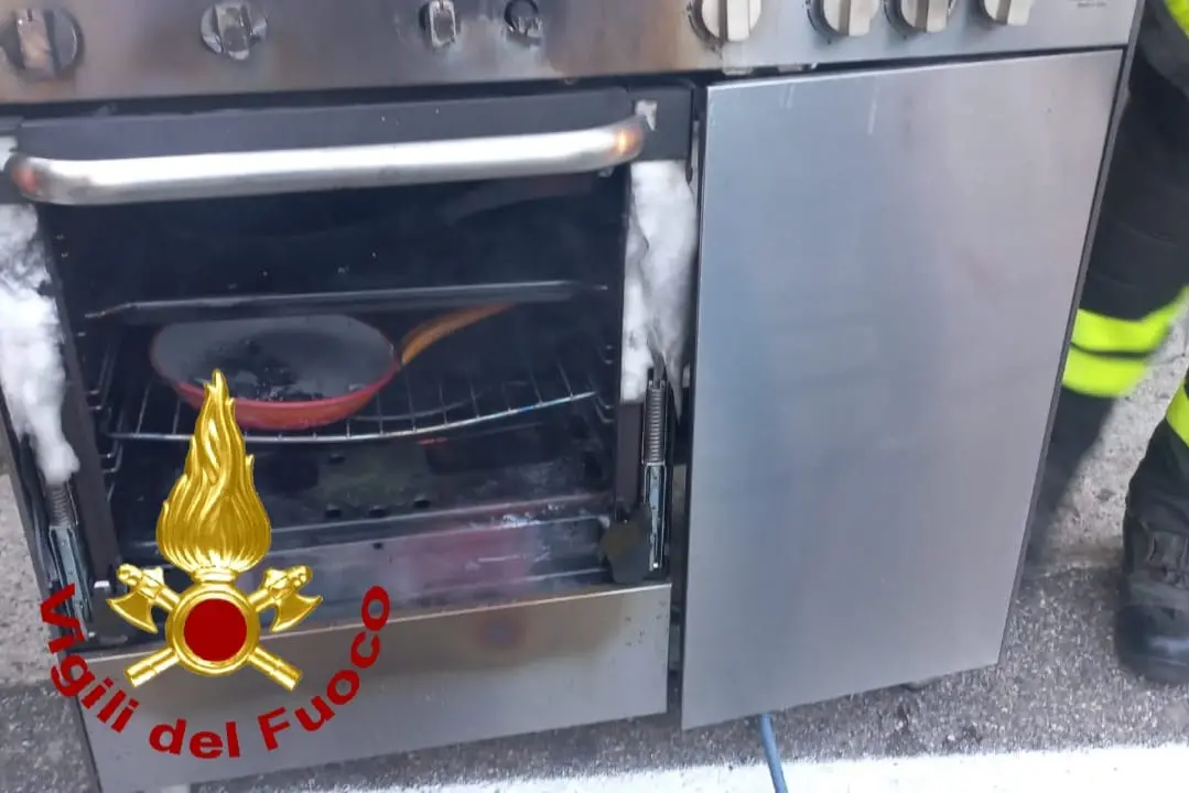 La cucina da cui si è sprigionato il fumo (foto vigili del fuoco)