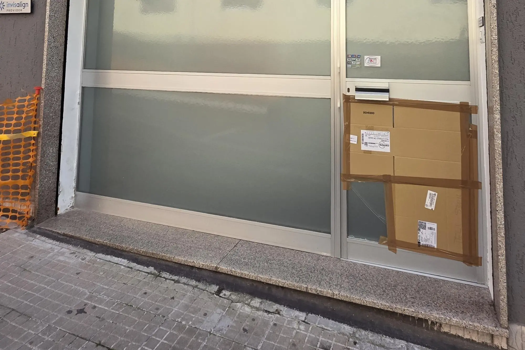 Studio dentistico con l'ingresso danneggiato