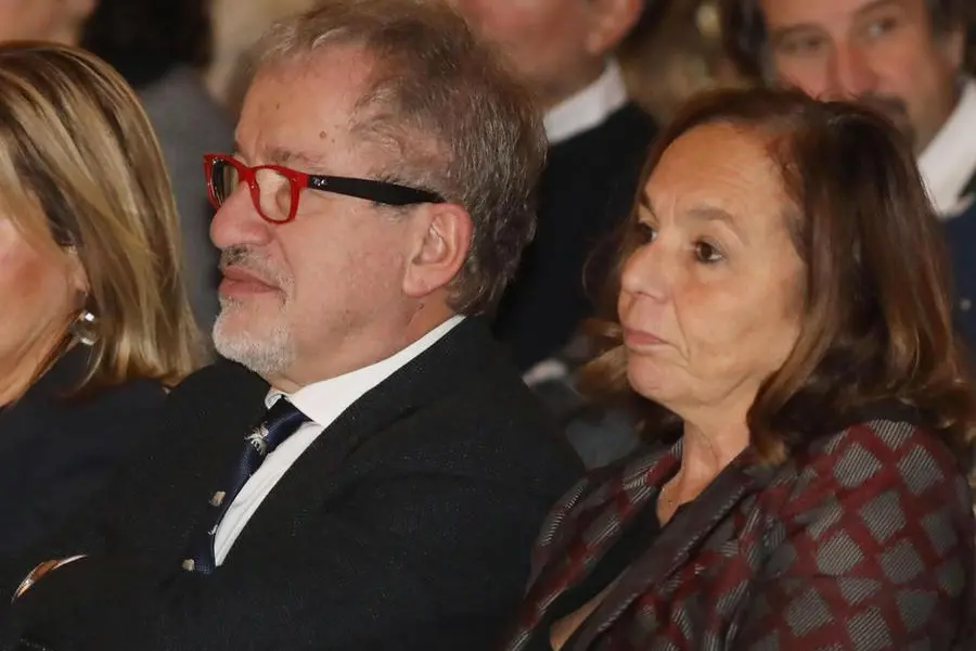 Il ministro dell'Interno Luciana Lamorgese e Roberto Maroni (Ansa)